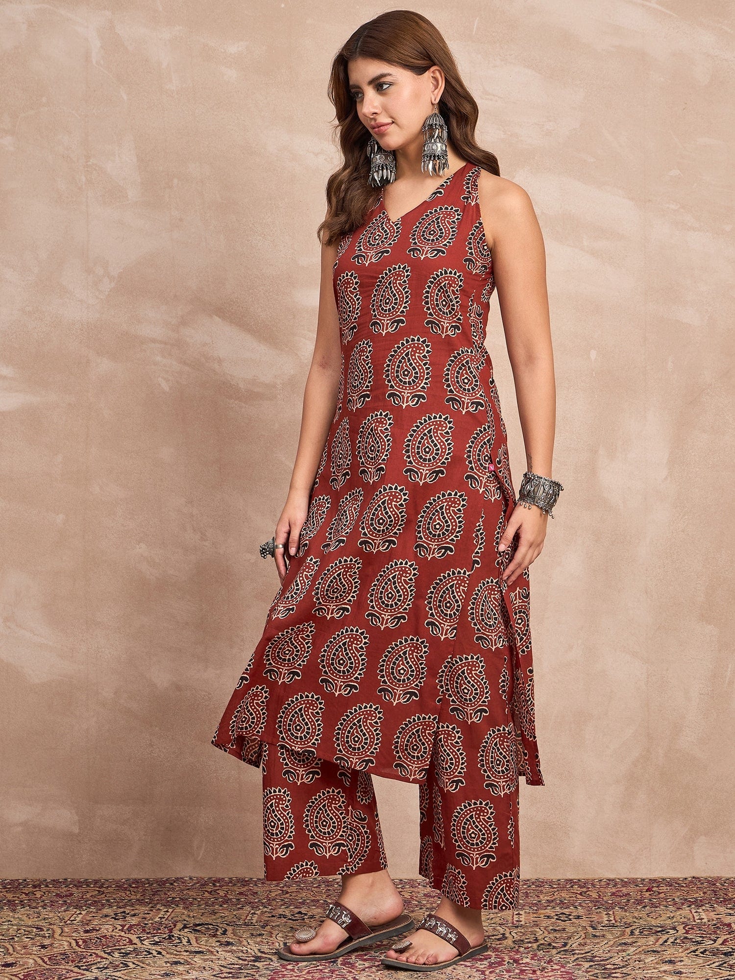 Halter Neck Kurta Paired With Printed Ankle-Length Trousers For A Trendy And Modern Ethnic Look