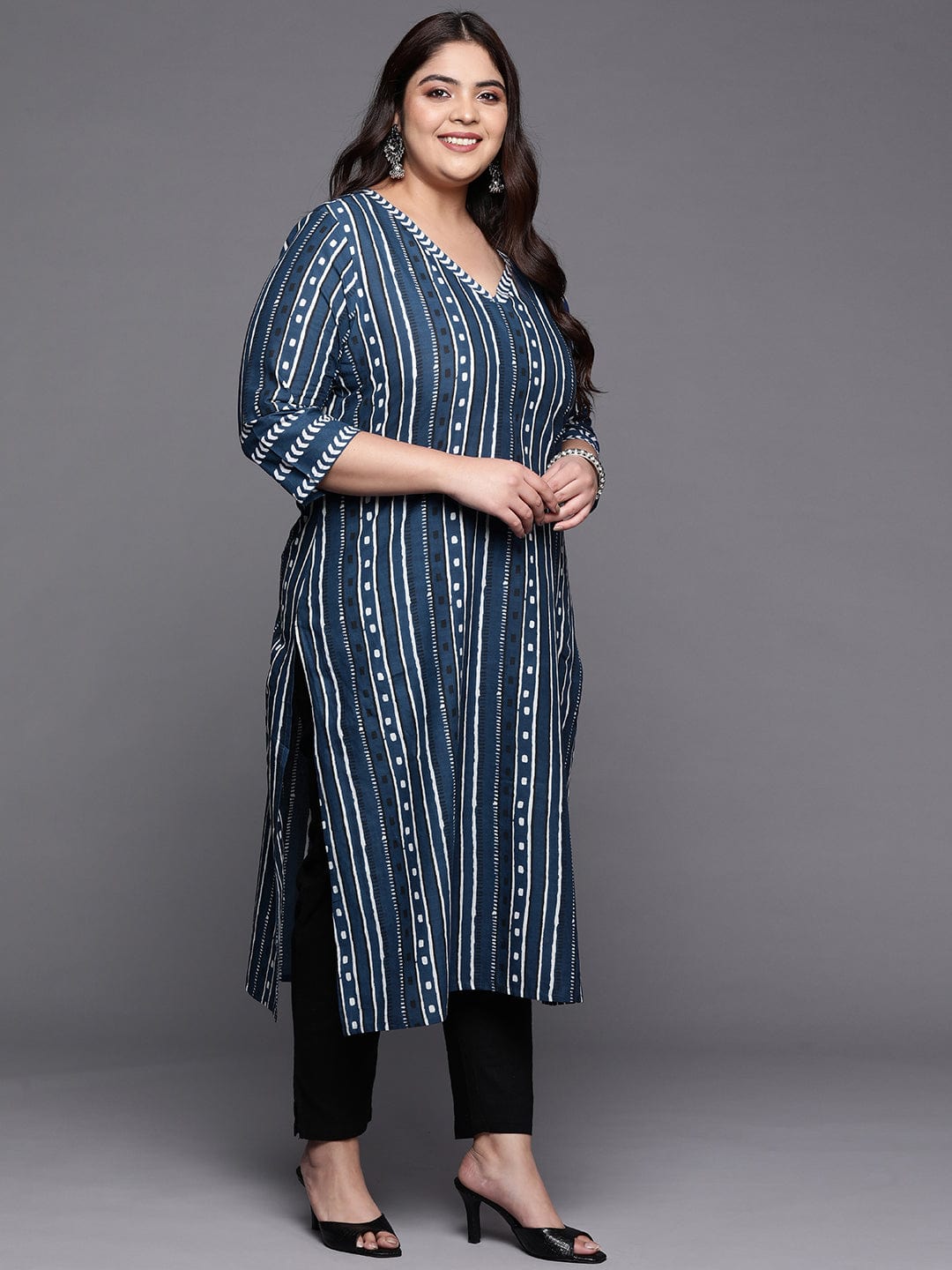 Varanga Women Blue And White Striped Straight Kurta With V Shape Neckline And 3/4Th Sleeves