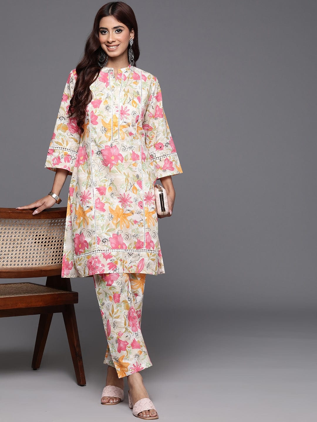 Varanga Women Off White Floral Printed Kurta With Bottom