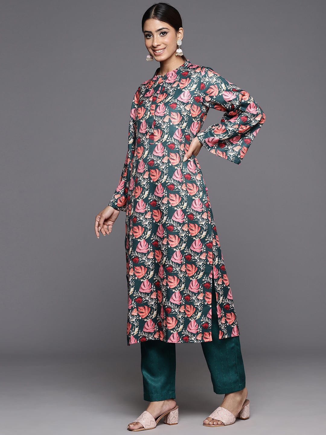 Varanga Women Green Floral Printed Mandarin Collar Straight Kurta Paired With Tonal Solid Bottom And Solid Dupatta