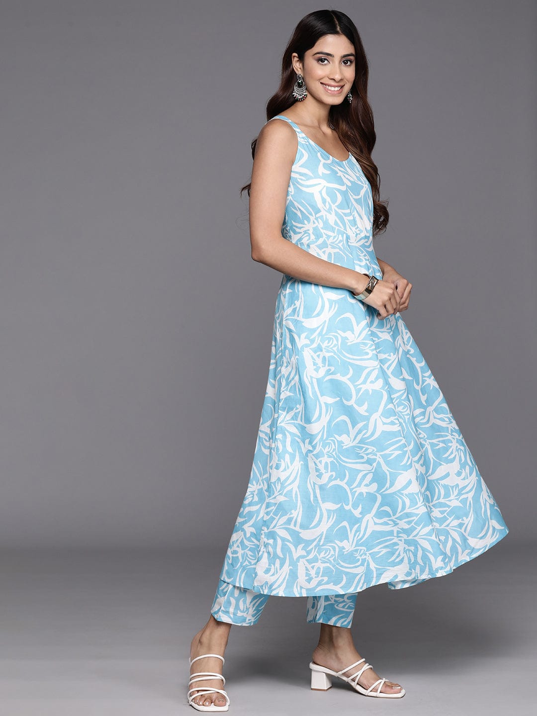 Varanga Women Blue Floral Printed Sleevless Anarkali Kurta With Bottom