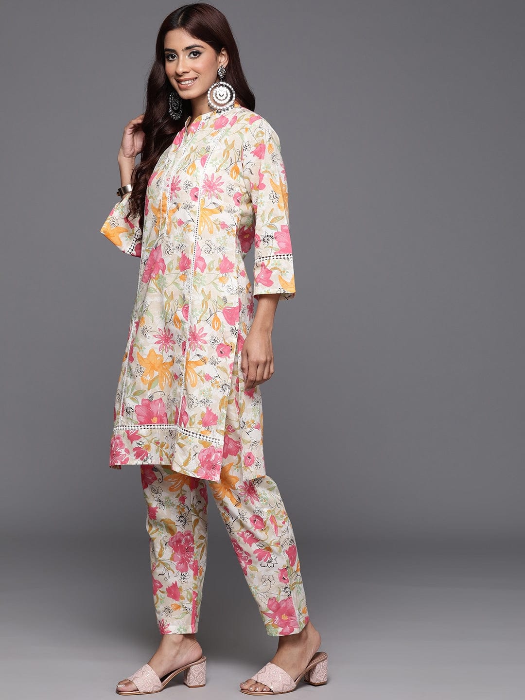 Varanga Women Off White Floral Printed Kurta With Bottom