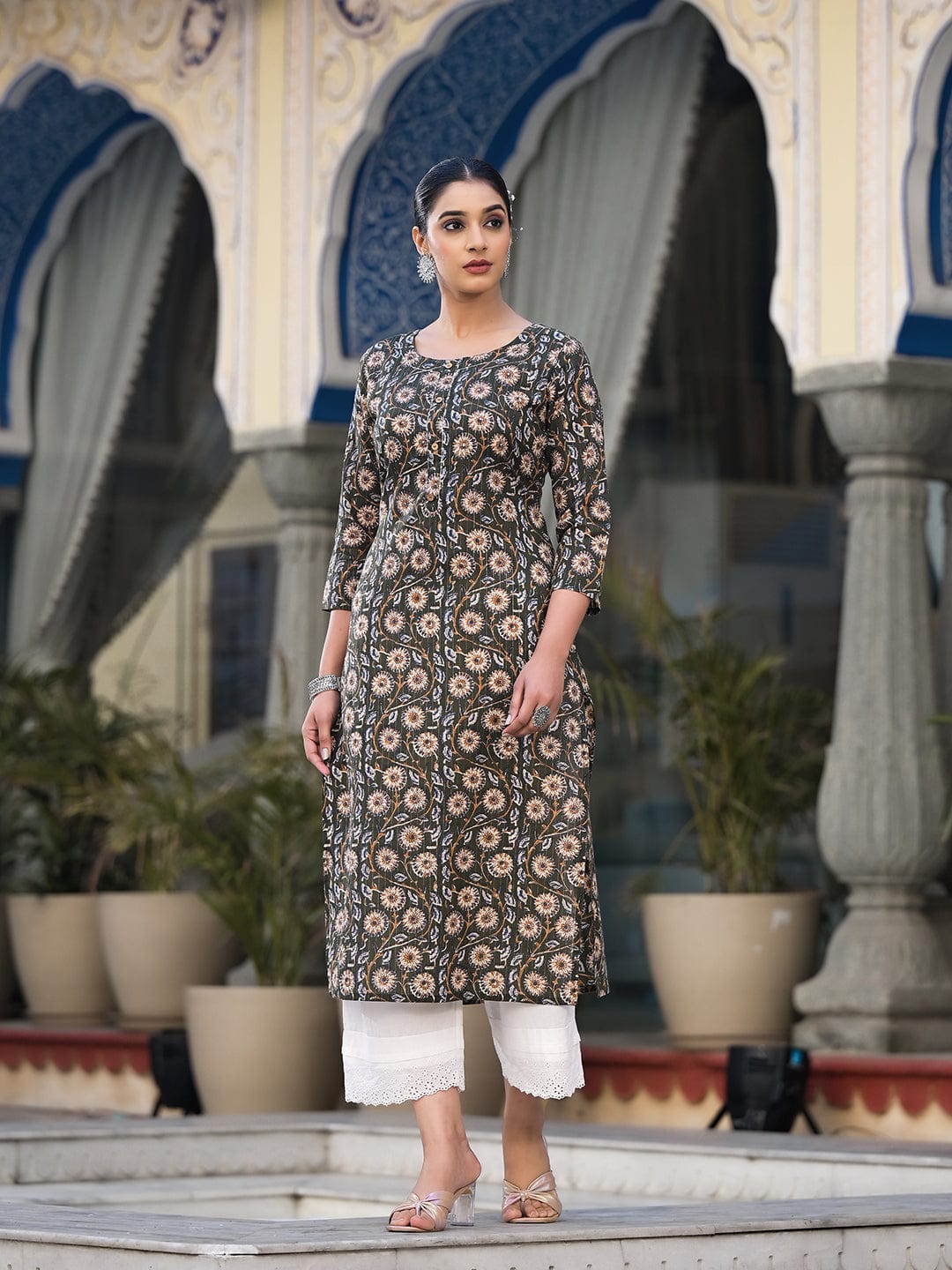 Varanga Women Green Floral Printed Straight Kurta With Three Quarter Sleeves