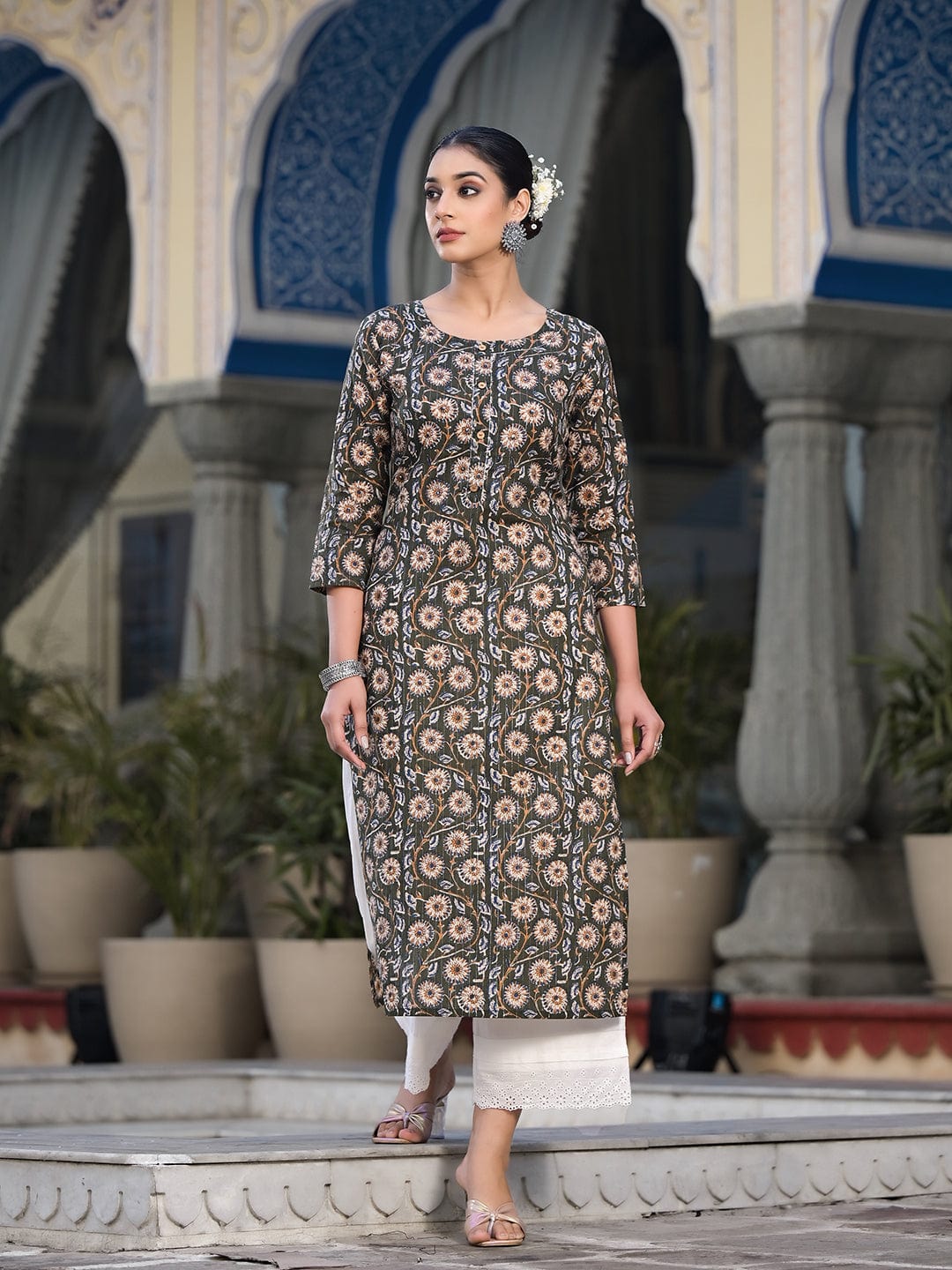 Varanga Women Green Floral Printed Straight Kurta With Three Quarter Sleeves