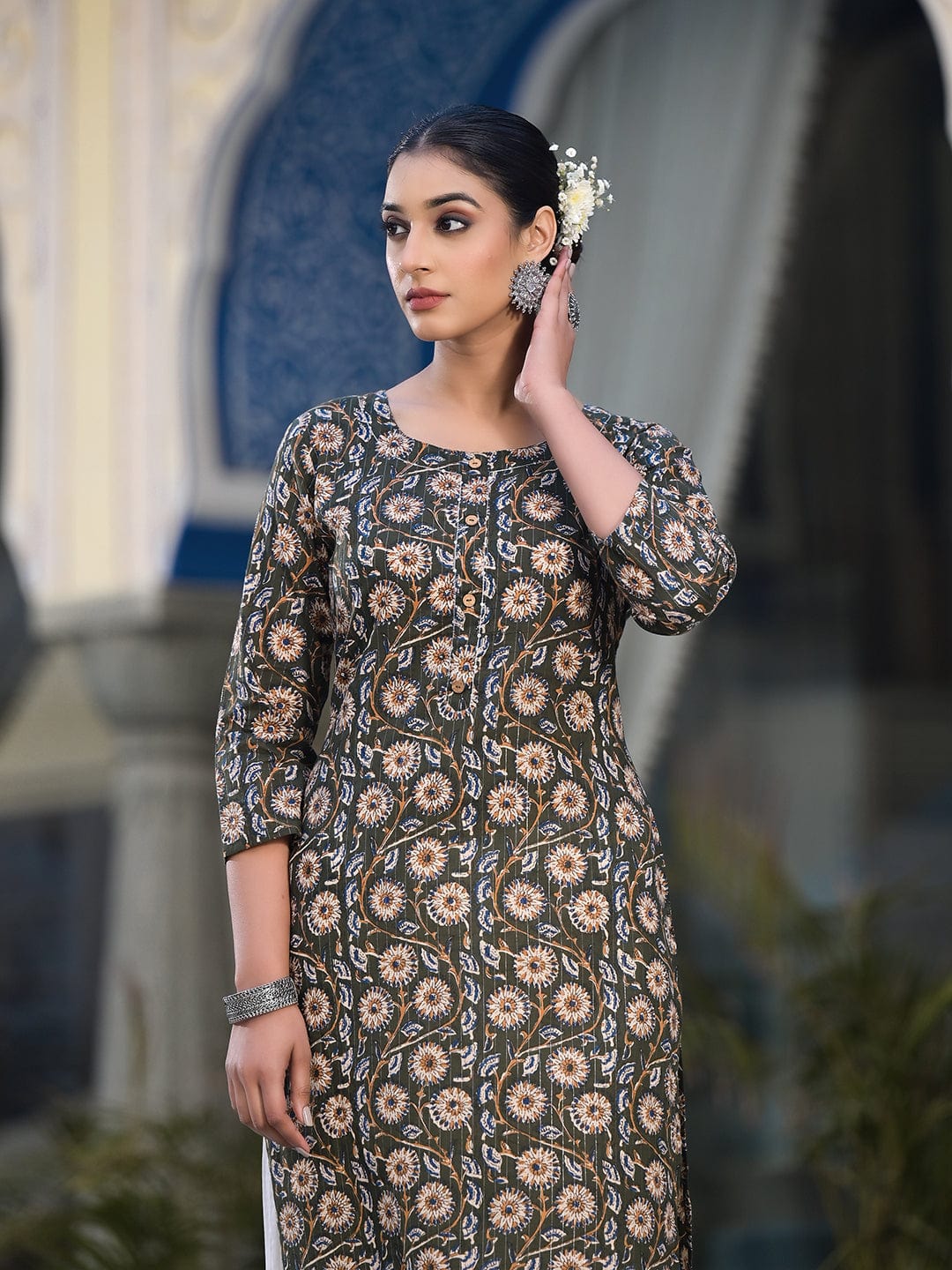 Varanga Women Green Floral Printed Straight Kurta With Three Quarter Sleeves