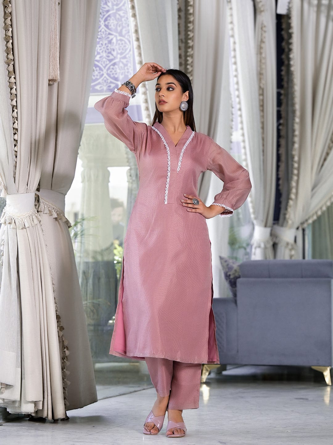 Varanga Women Mauve  Kota Check V-Neck, Long Sleeve Straight Kurta, Paired With Tonal Bottom.