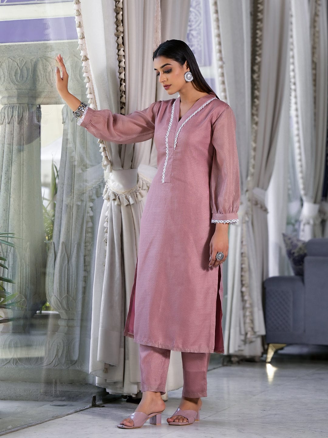 Varanga Women Mauve  Kota Check V-Neck, Long Sleeve Straight Kurta, Paired With Tonal Bottom.