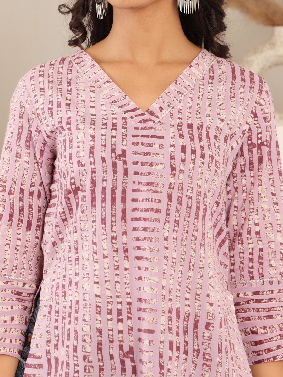 Varanga Women Lavender Stripe Printed V-Neck Straight Kurta With Three Quarter Sleeves