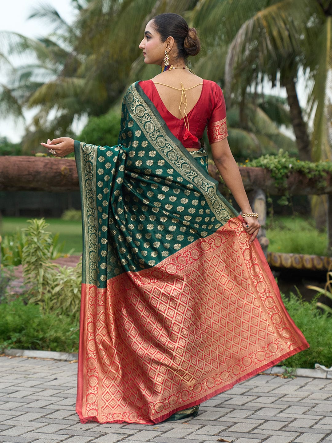 Varanga Women Woven Design Zari Silk Blend Banarasi Saree