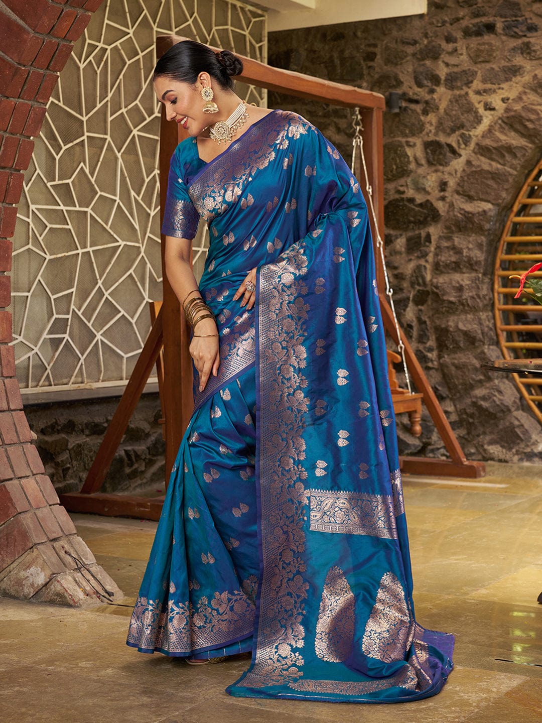 Varanga Women Woven Design Zari Silk Blend Banarasi Saree