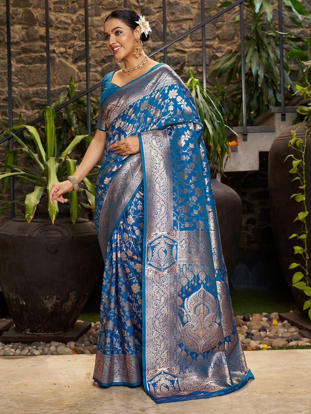Varanga Women Woven Design Zari Silk Blend Banarasi Saree