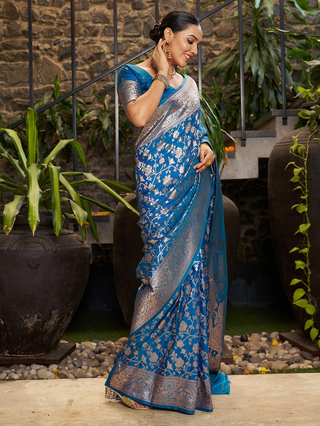 Varanga Women Woven Design Zari Silk Blend Banarasi Saree