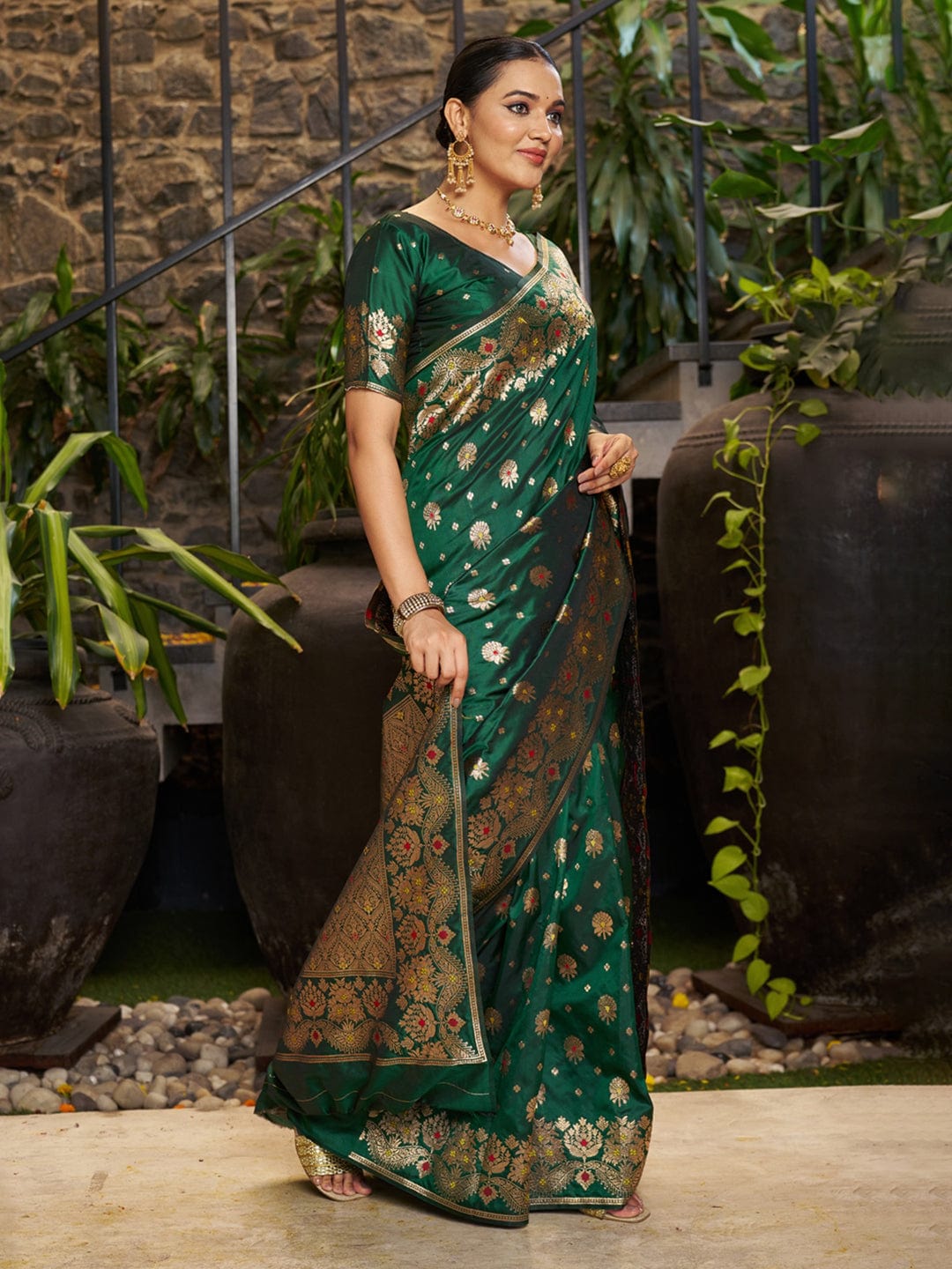 Varanga Women Woven Design Zari Silk Blend Banarasi Saree