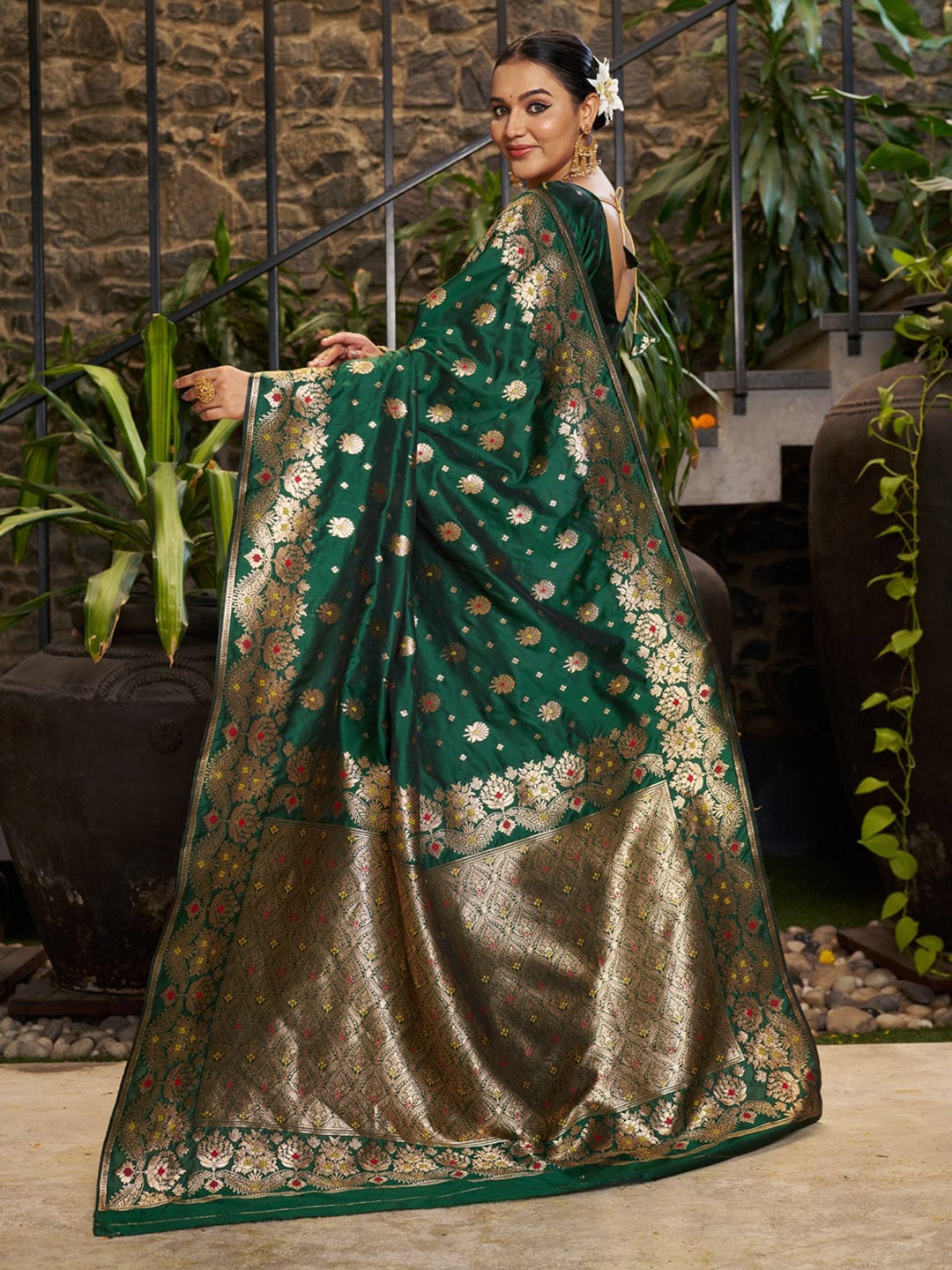 Varanga Women Woven Design Zari Silk Blend Banarasi Saree