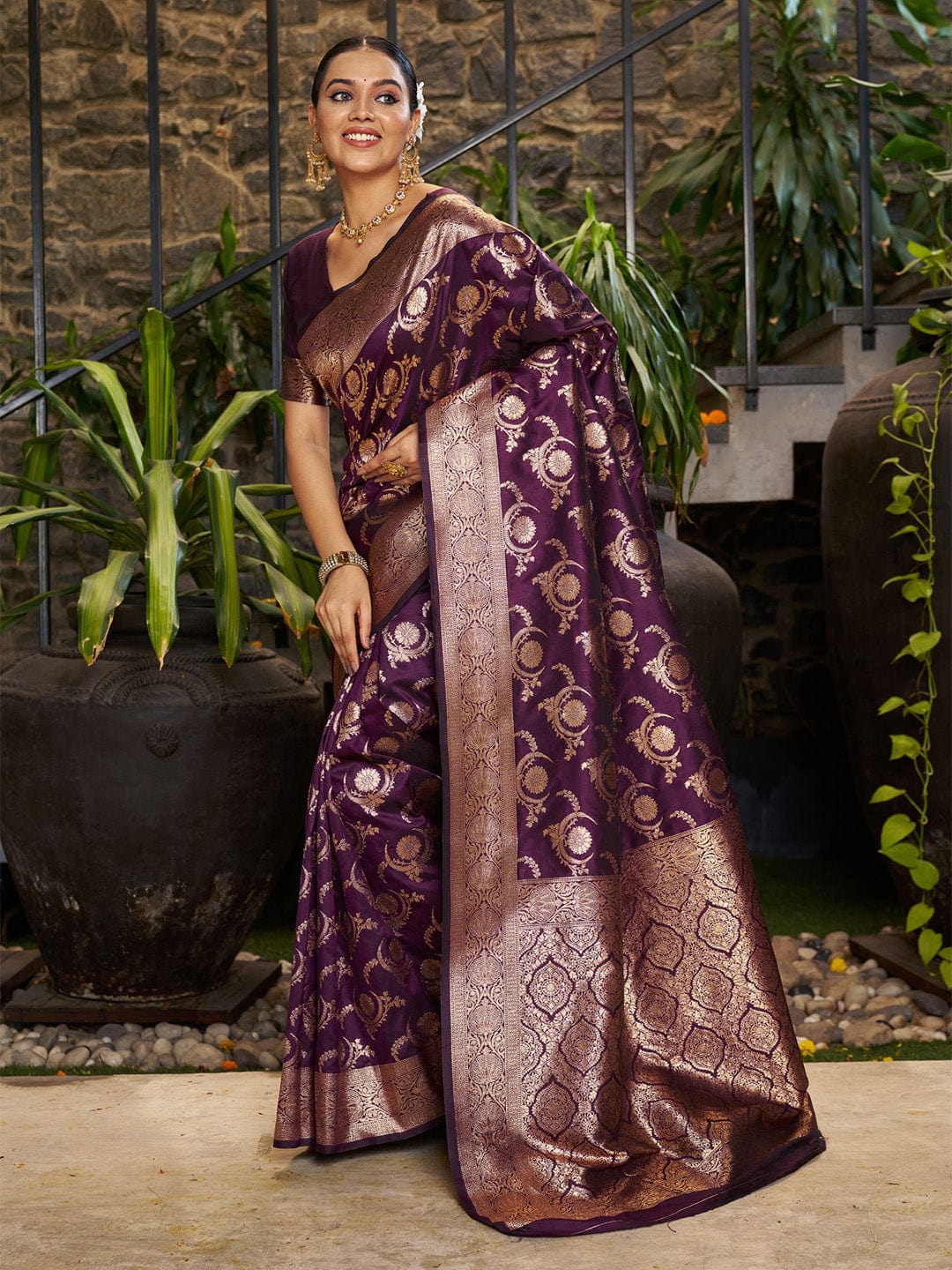 Varanga Women Woven Design Zari Silk Blend Banarasi Saree