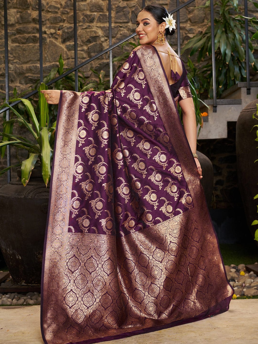 Varanga Women Woven Design Zari Silk Blend Banarasi Saree