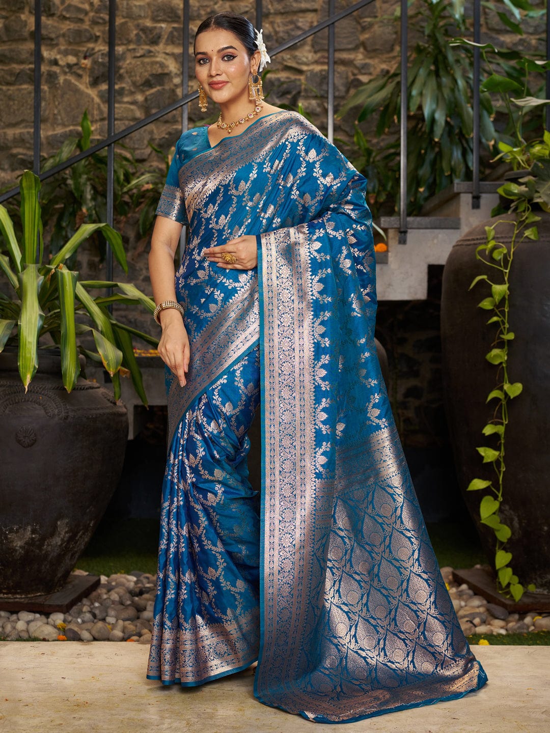 Varanga Women Woven Design Zari Silk Blend Banarasi Saree