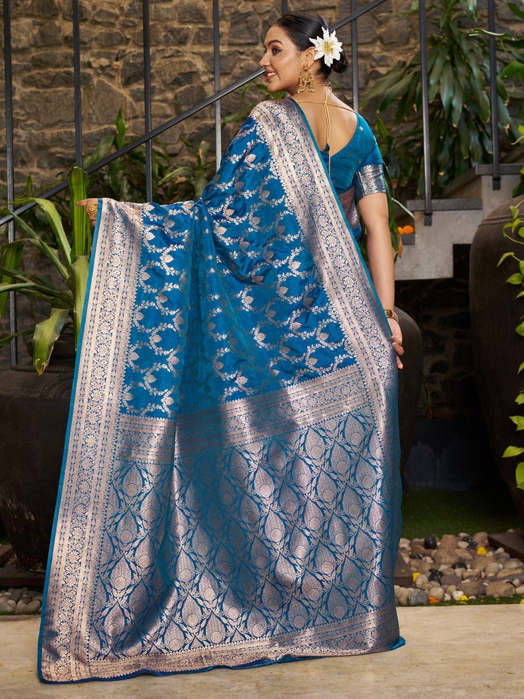 Varanga Women Woven Design Zari Silk Blend Banarasi Saree