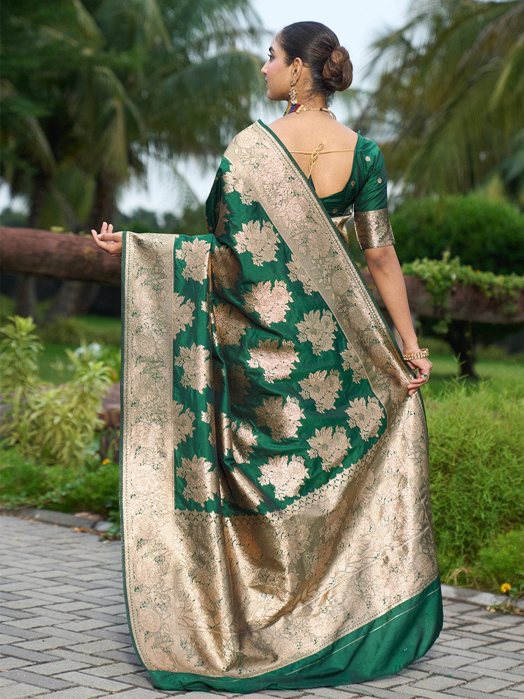 Varanga Women Kanjivaram Saree With Blouse Piece