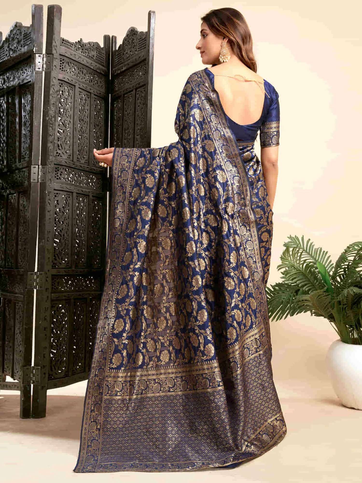 Varanga Women Banarasi Saree With Blouse Piece