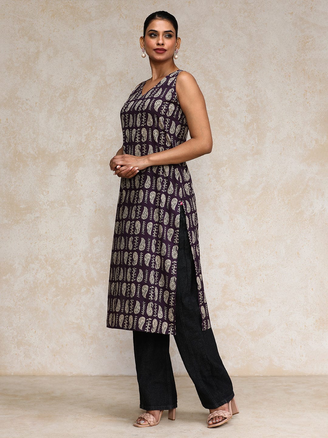 Varanga Women Paisley Printed V Neck sleeveless Kurta