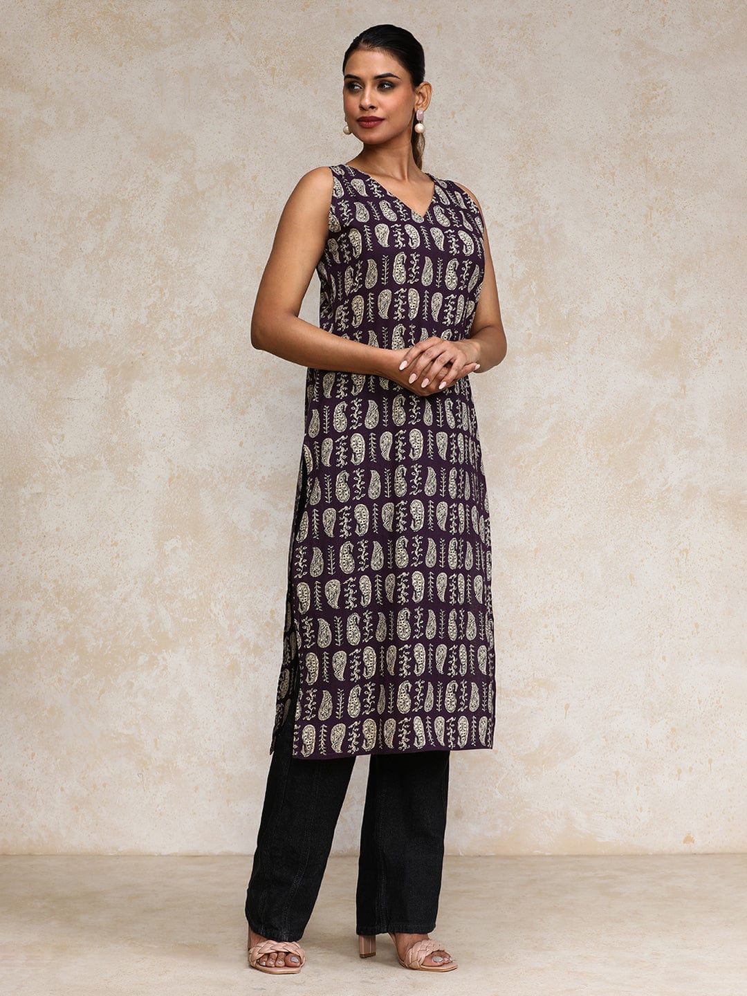 Varanga Women Paisley Printed V Neck sleeveless Kurta