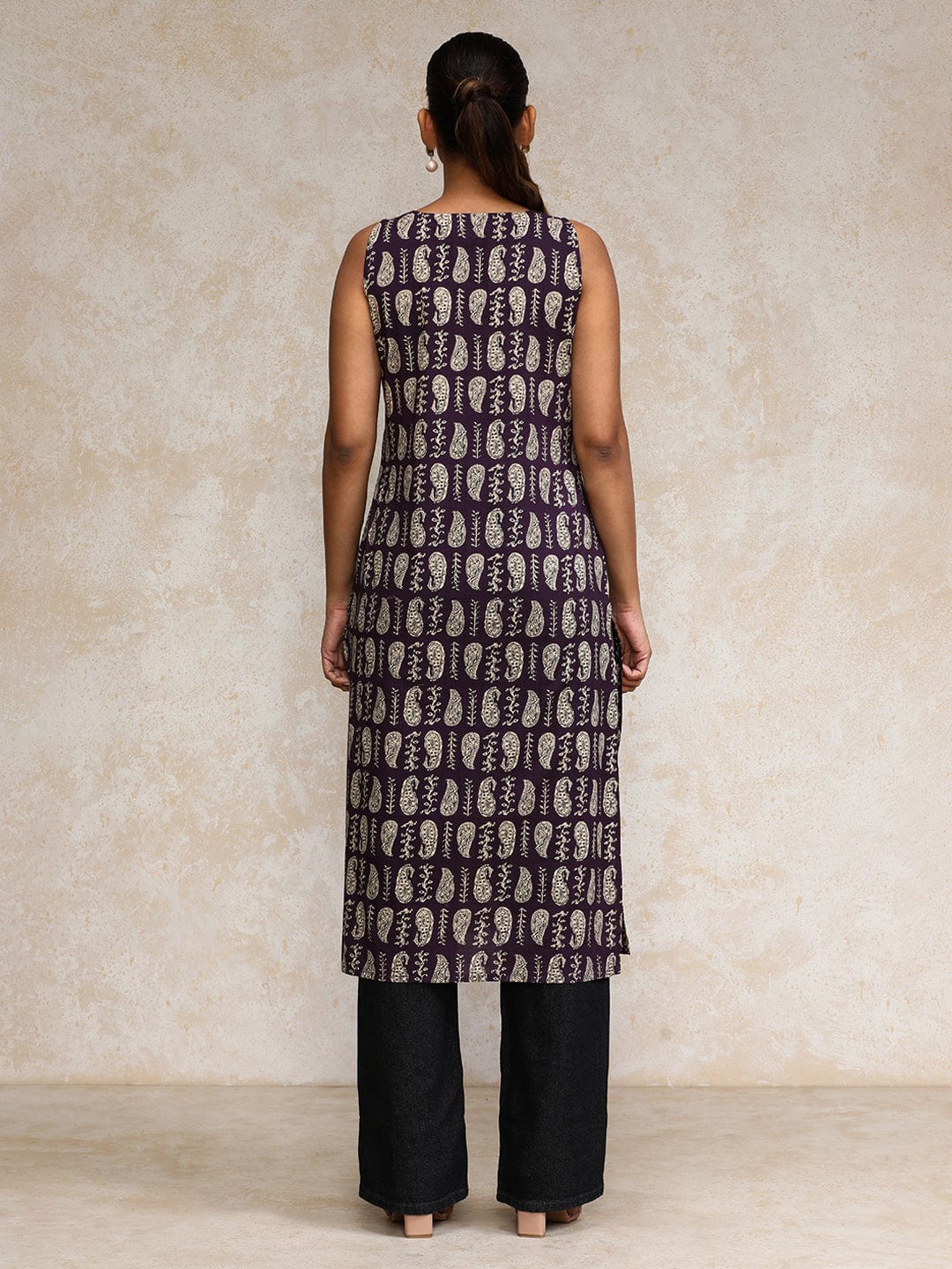 Varanga Women Paisley Printed V Neck sleeveless Kurta