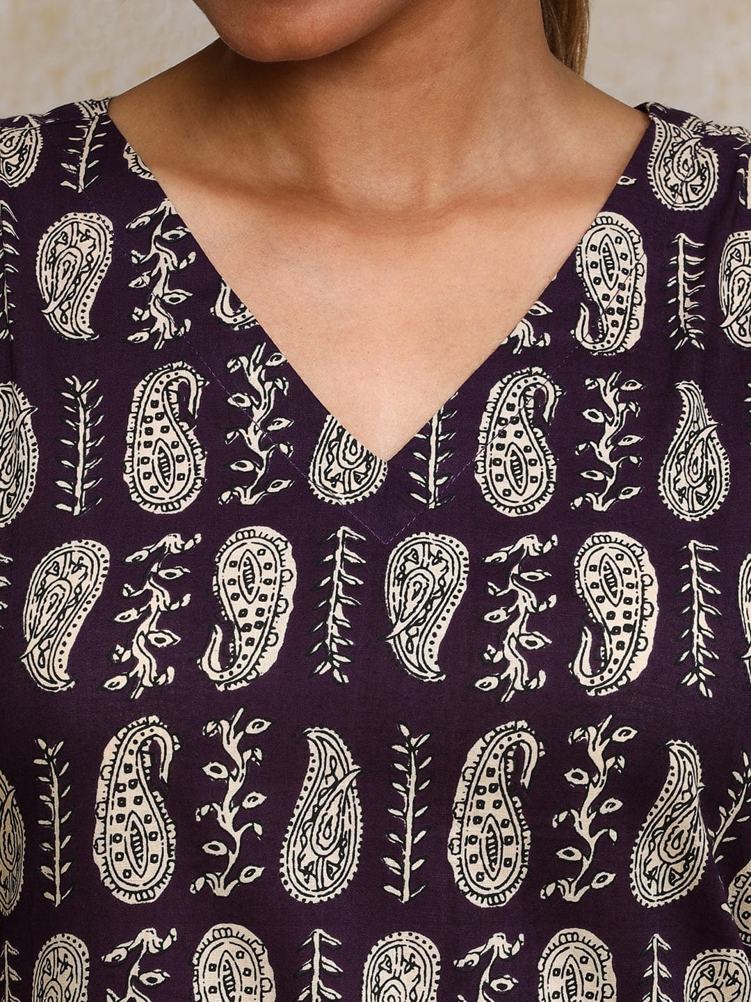 Varanga Women Paisley Printed V Neck sleeveless Kurta