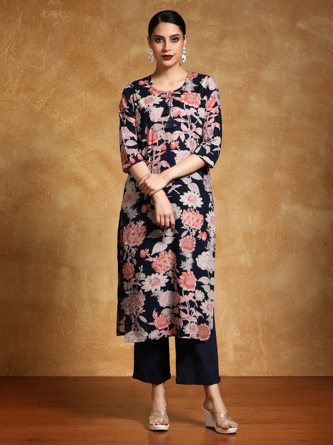 Varanga Women Bold Floral Printed Straight Kurta