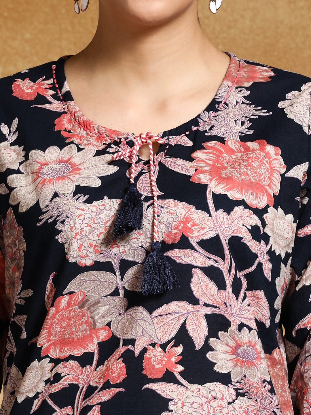 Varanga Women Bold Floral Printed Straight Kurta