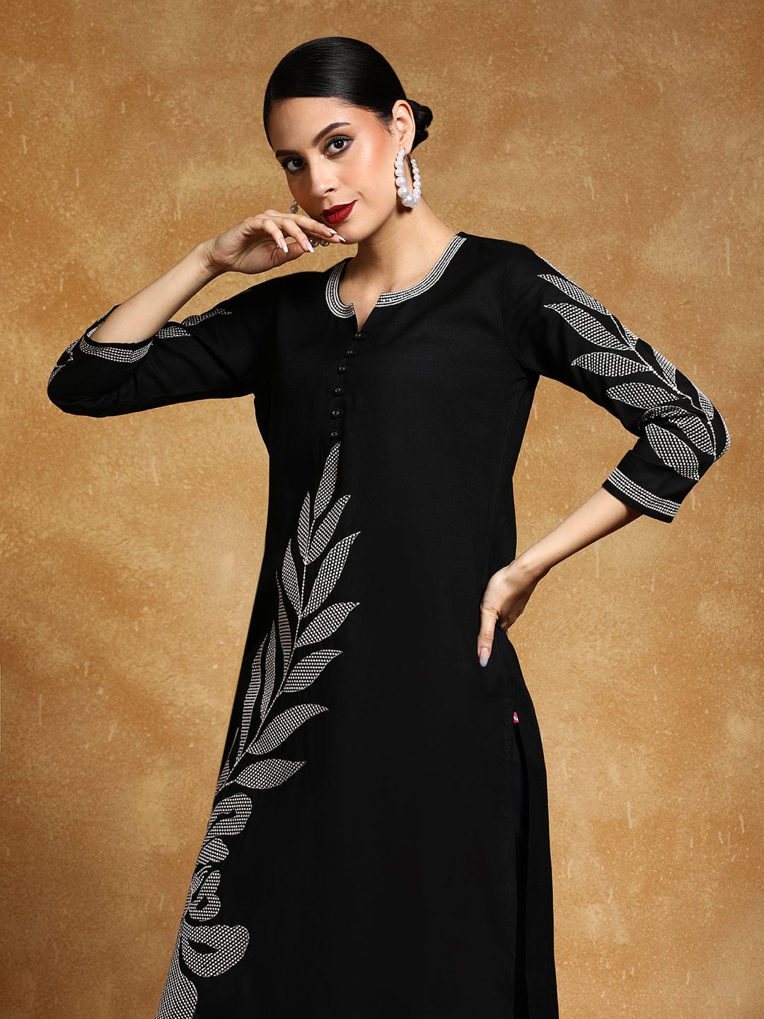 Varanga Women Thread Embroidered Floral Motif Kurta