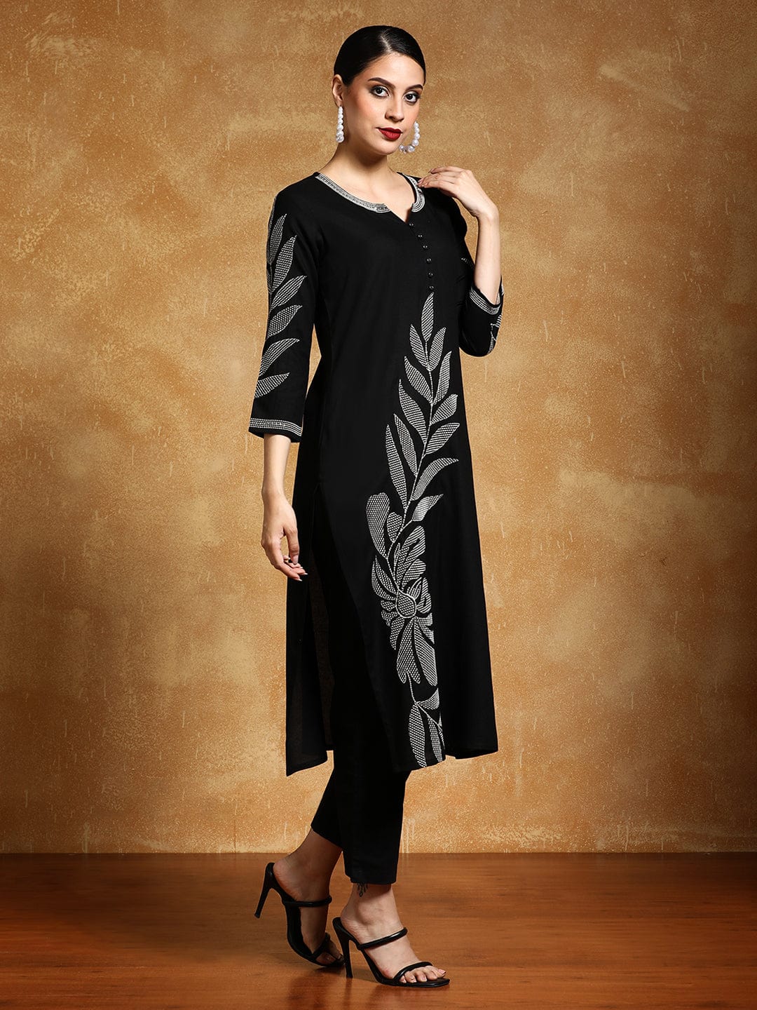 Varanga Women Thread Embroidered Floral Motif Kurta