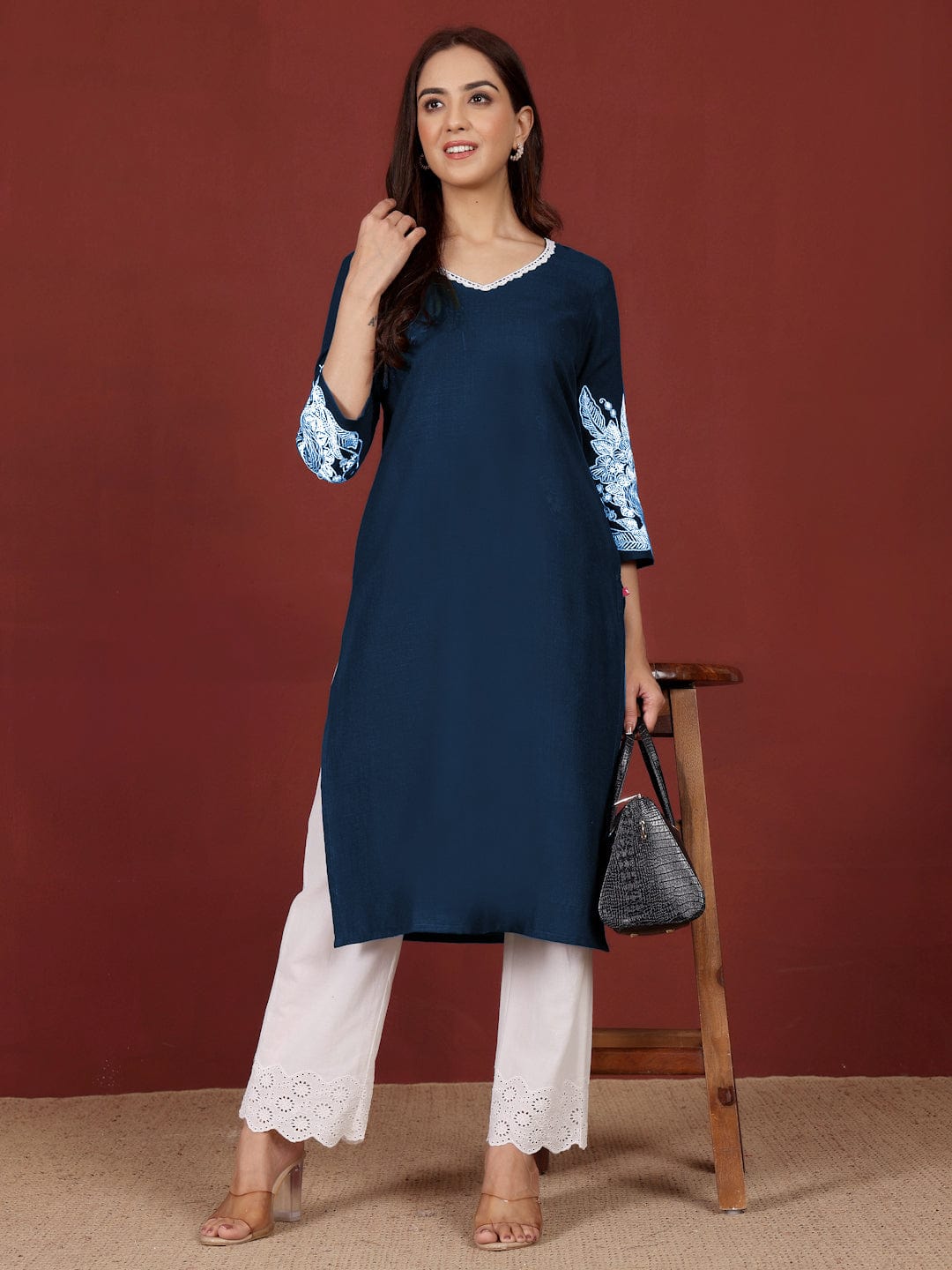 Varanga Women Floral Motif Thread Embroidered Straight Fit Kurta