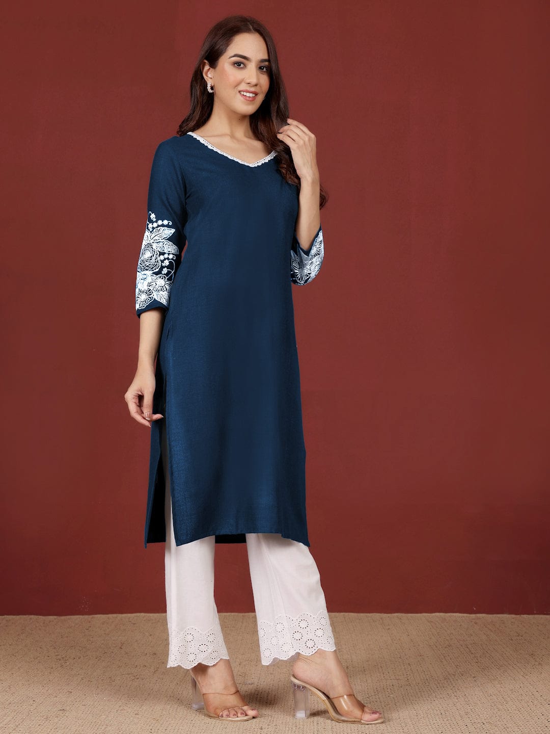 Varanga Women Floral Motif Thread Embroidered Straight Fit Kurta