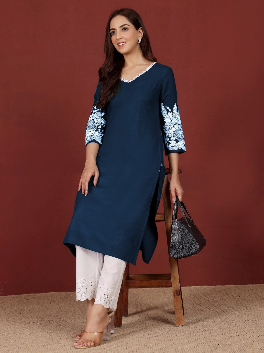 Varanga Women Floral Motif Thread Embroidered Straight Fit Kurta