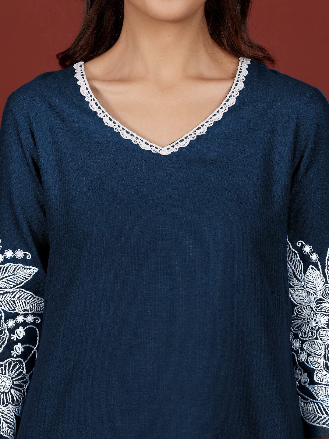Varanga Women Floral Motif Thread Embroidered Straight Fit Kurta