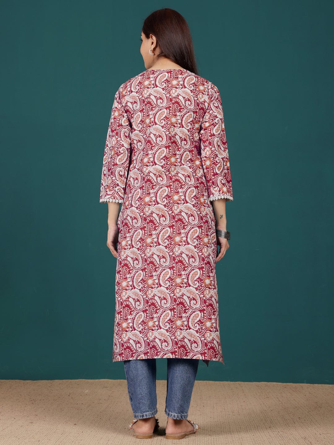 Varanga Women Paisely Printed V Neck Lace Detailed Kurta