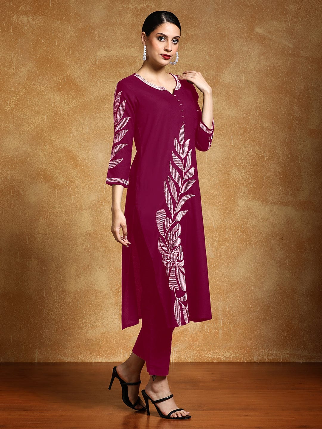 Varanga Women Thread Embroidered Floral Motif Kurta