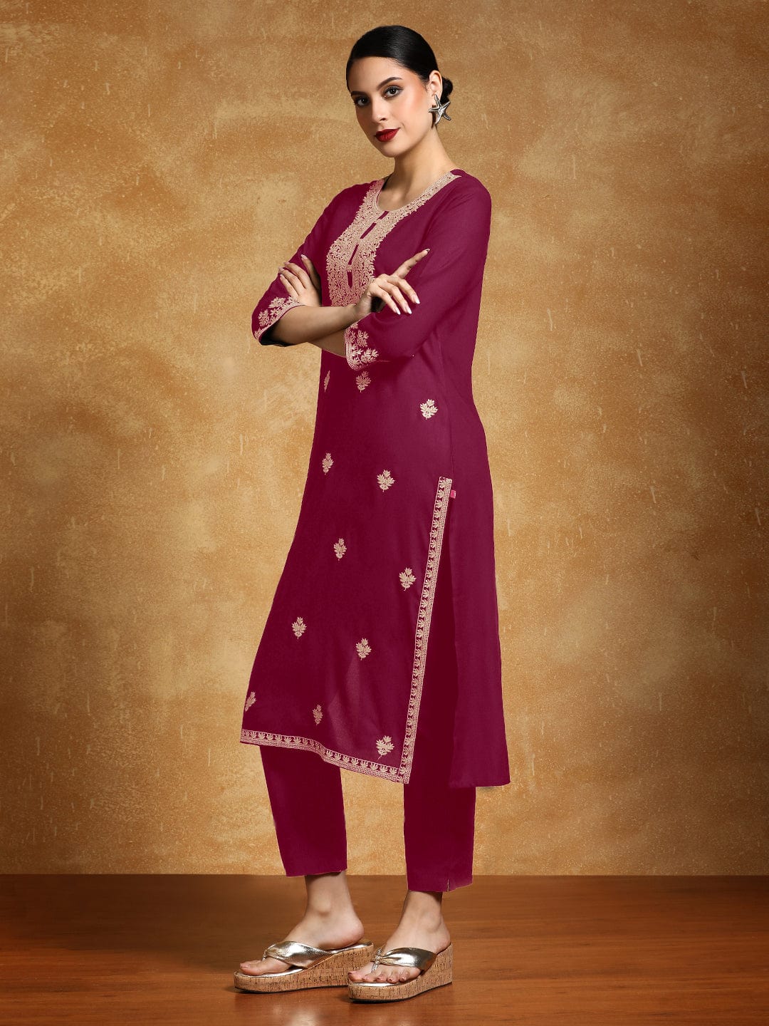 Varanga Women Floral Motif Thread Embroidered  Yoke with All over Buta Kurta