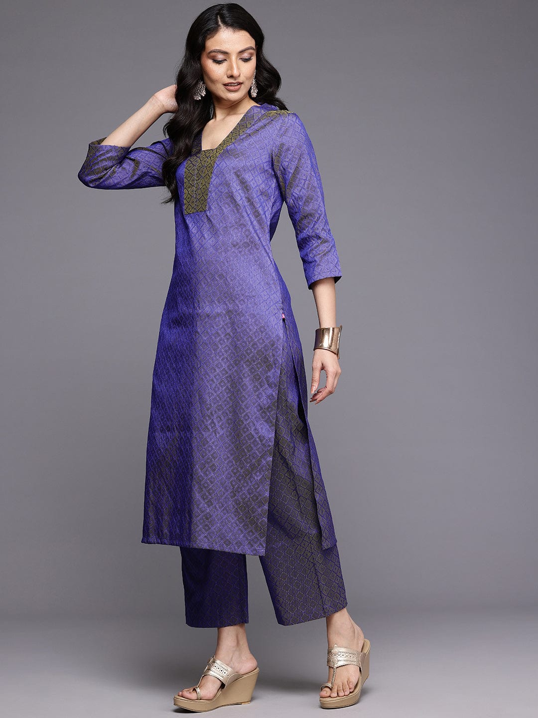 Varanga Women Blue Jacquard V Neck Kurta with Bottom