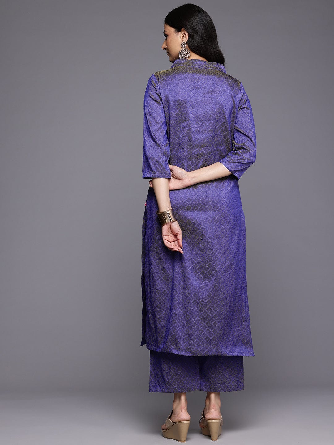 Varanga Women Blue Jacquard V Neck Kurta with Bottom
