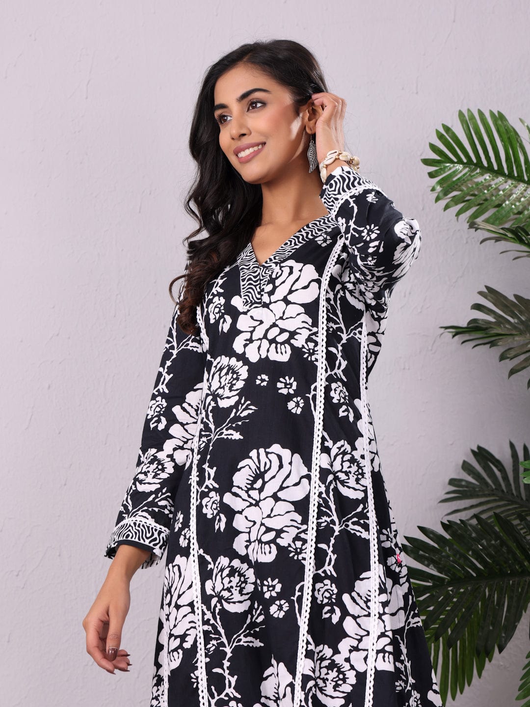 Varanga Women V Neck Bold Floral Printed With Trouser