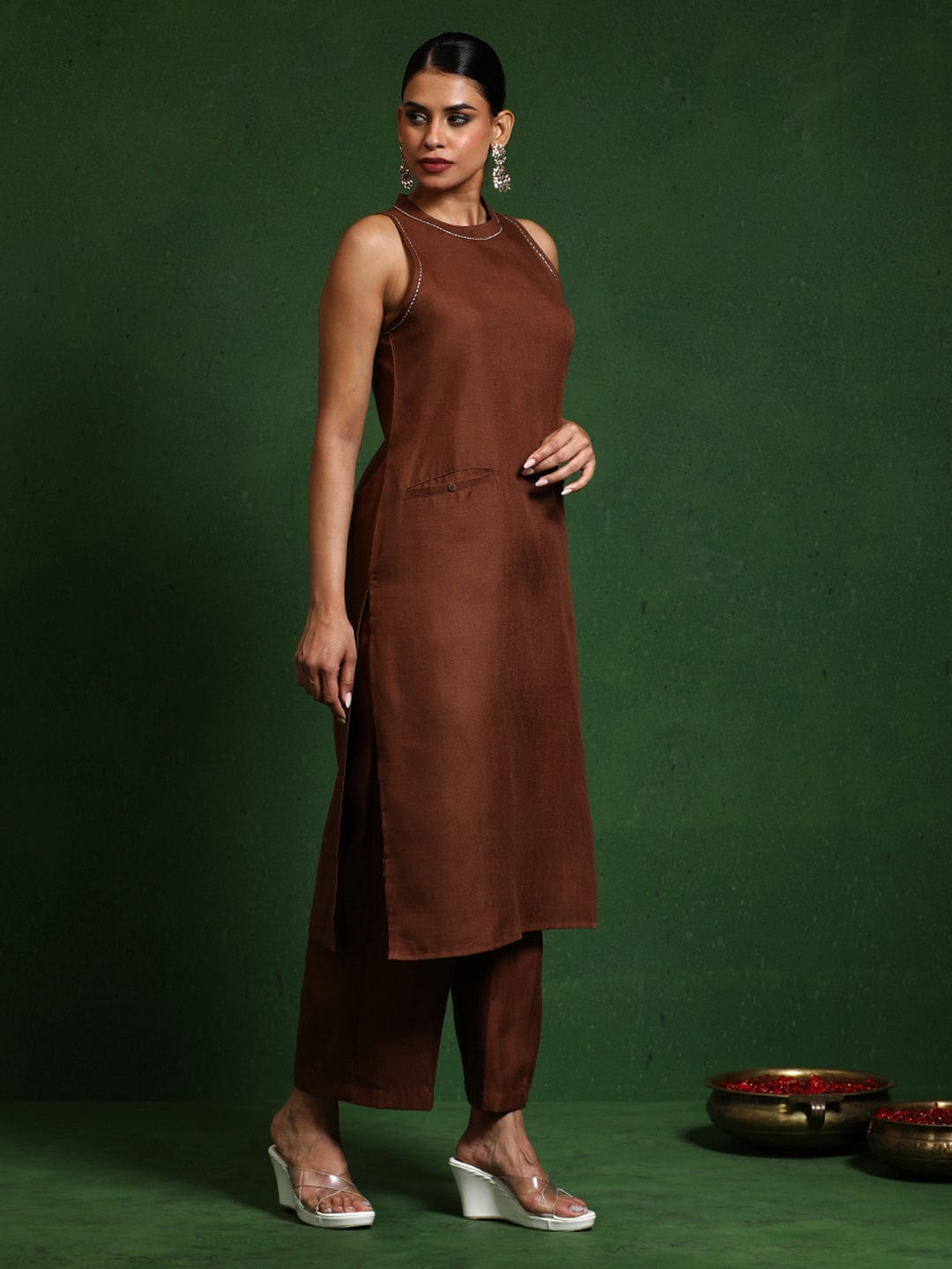 Varanga Women Round Neck Sleeveless Kurta with Trouser