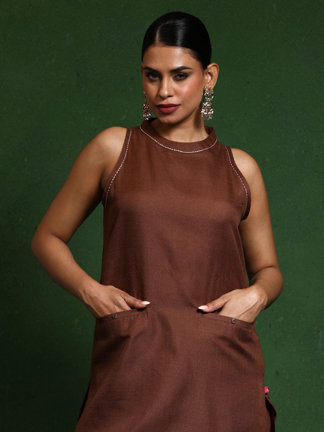 Varanga Women Round Neck Sleeveless Kurta with Trouser