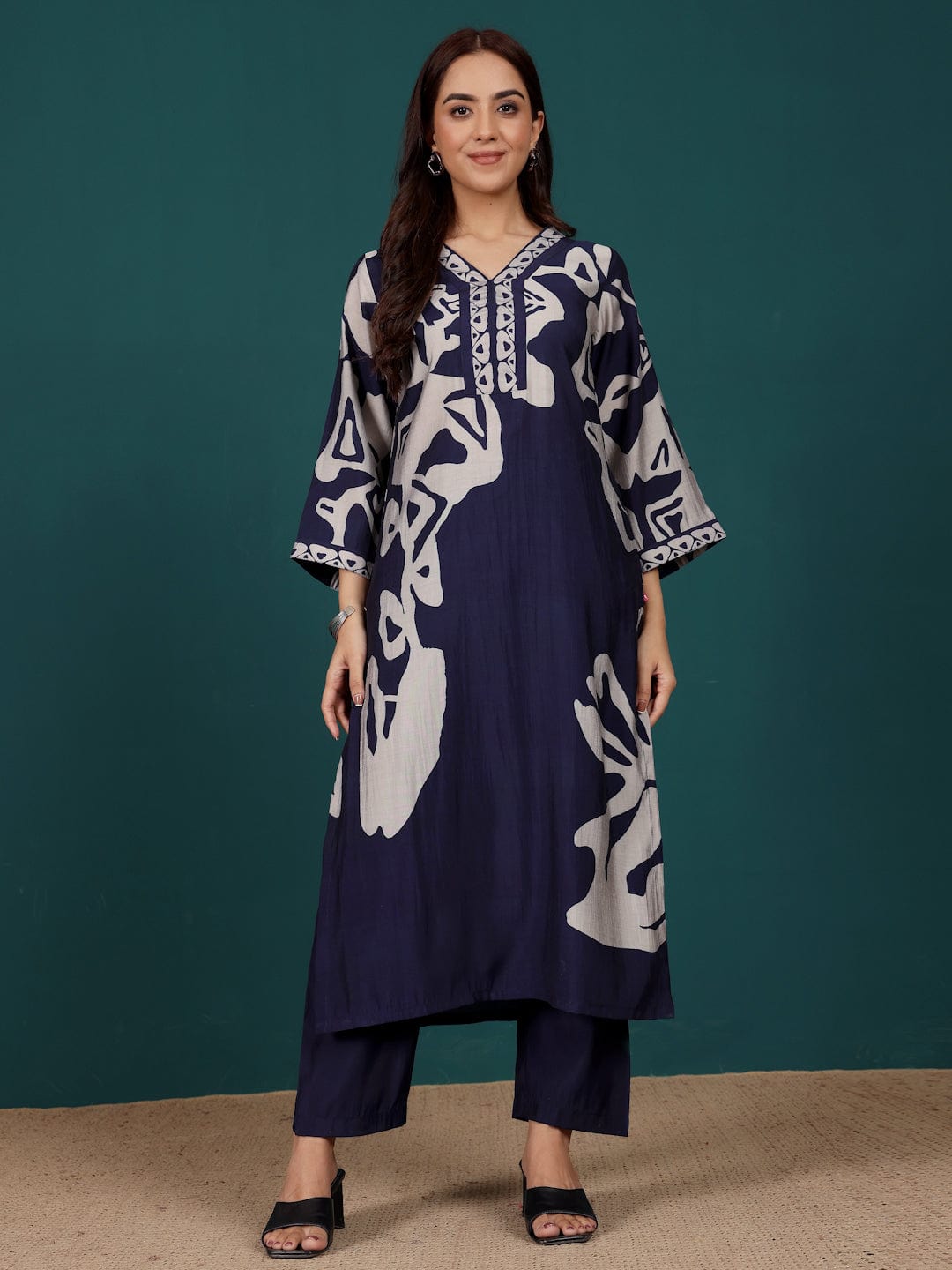 Varanga Women Abstract Printed V Neck Flared Sleeve Kurta With Trouser