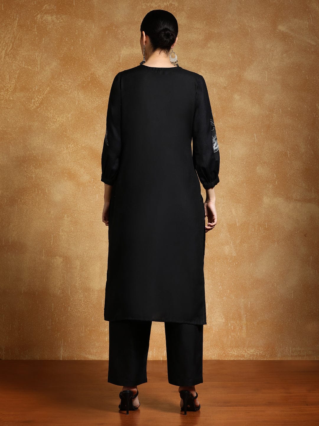Varanga Women-Floral Motif Thread Embroidered Yoke Balloon Sleeve Kurta With Trouser