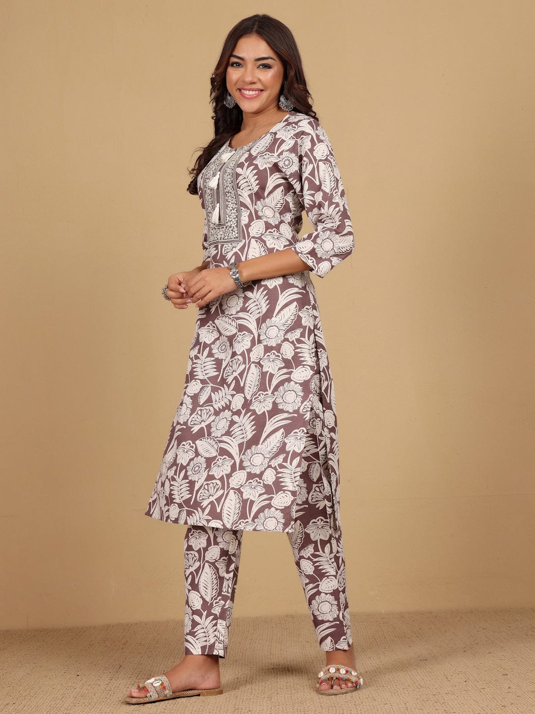 Varanga Women Thread Embroidered Yoke Floral Printed Kurta with Trouser