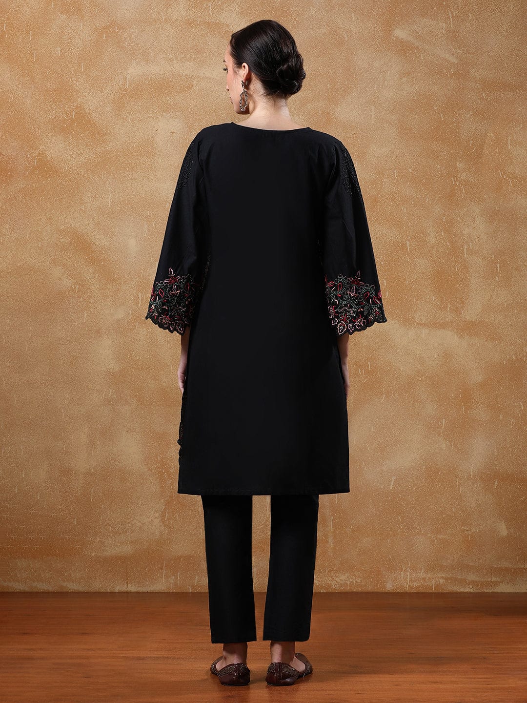 Varanga Women Thread Embroidered V-Neck Pure Cotton Kurta Sets