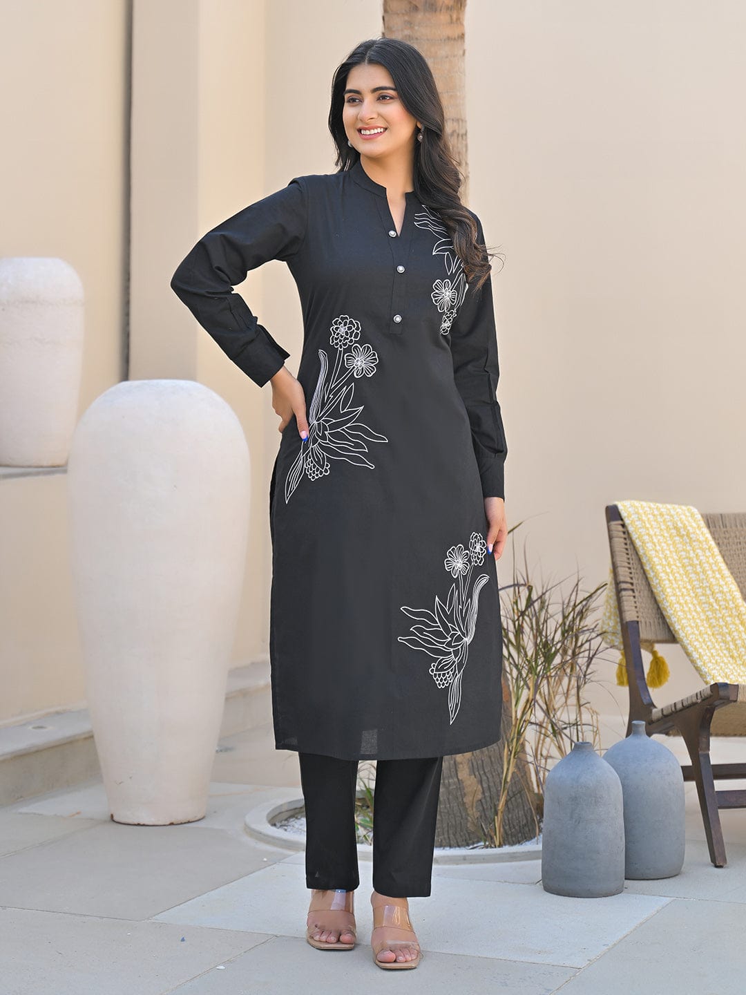 Varanga Women Floral Motif Thread Embroidered Kurta with Trouser