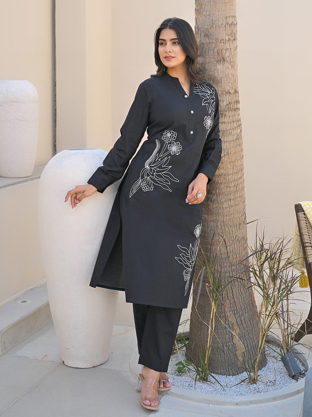 Varanga Women Floral Motif Thread Embroidered Kurta with Trouser
